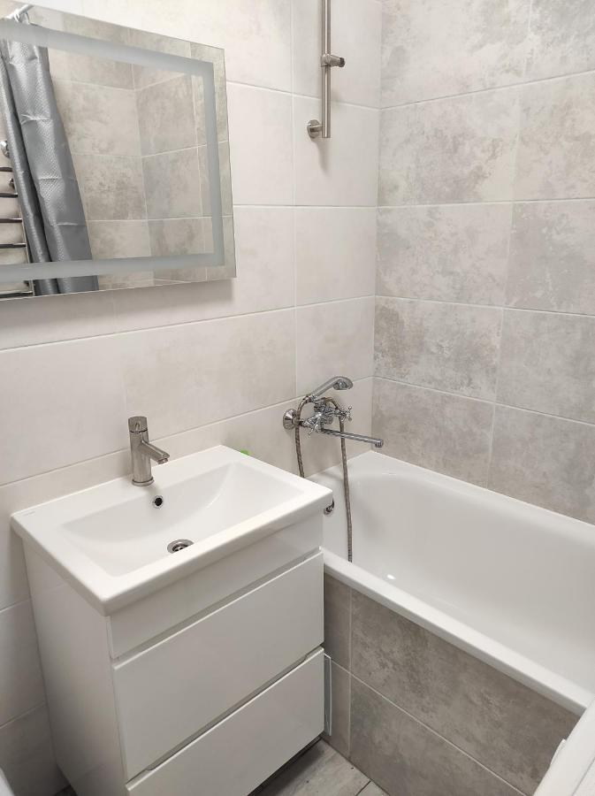 2 Комнатная С Новым Ремонтом, Кондиционером, В Самом Центре Rivne Exterior photo