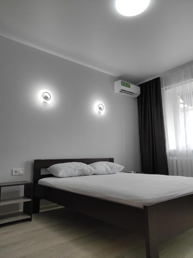 2 Комнатная С Новым Ремонтом, Кондиционером, В Самом Центре Rivne Exterior photo