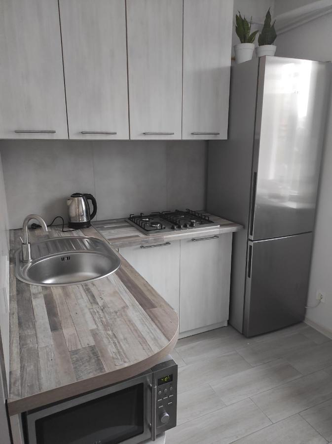 2 Комнатная С Новым Ремонтом, Кондиционером, В Самом Центре Rivne Exterior photo